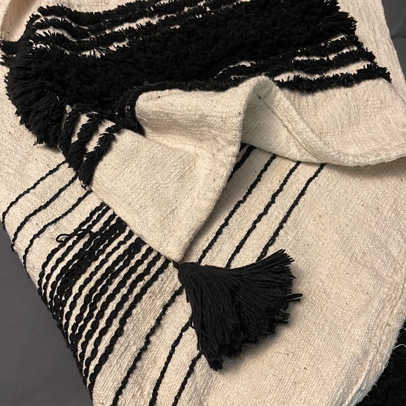 Tufted Corner Tassel Blanket- brand new - Picture 5 of 5